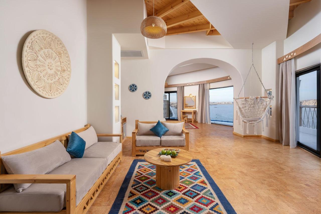 Benben By Dhara Hotels - Adults Only Асуан Экстерьер фото The interior of a suite at the resort